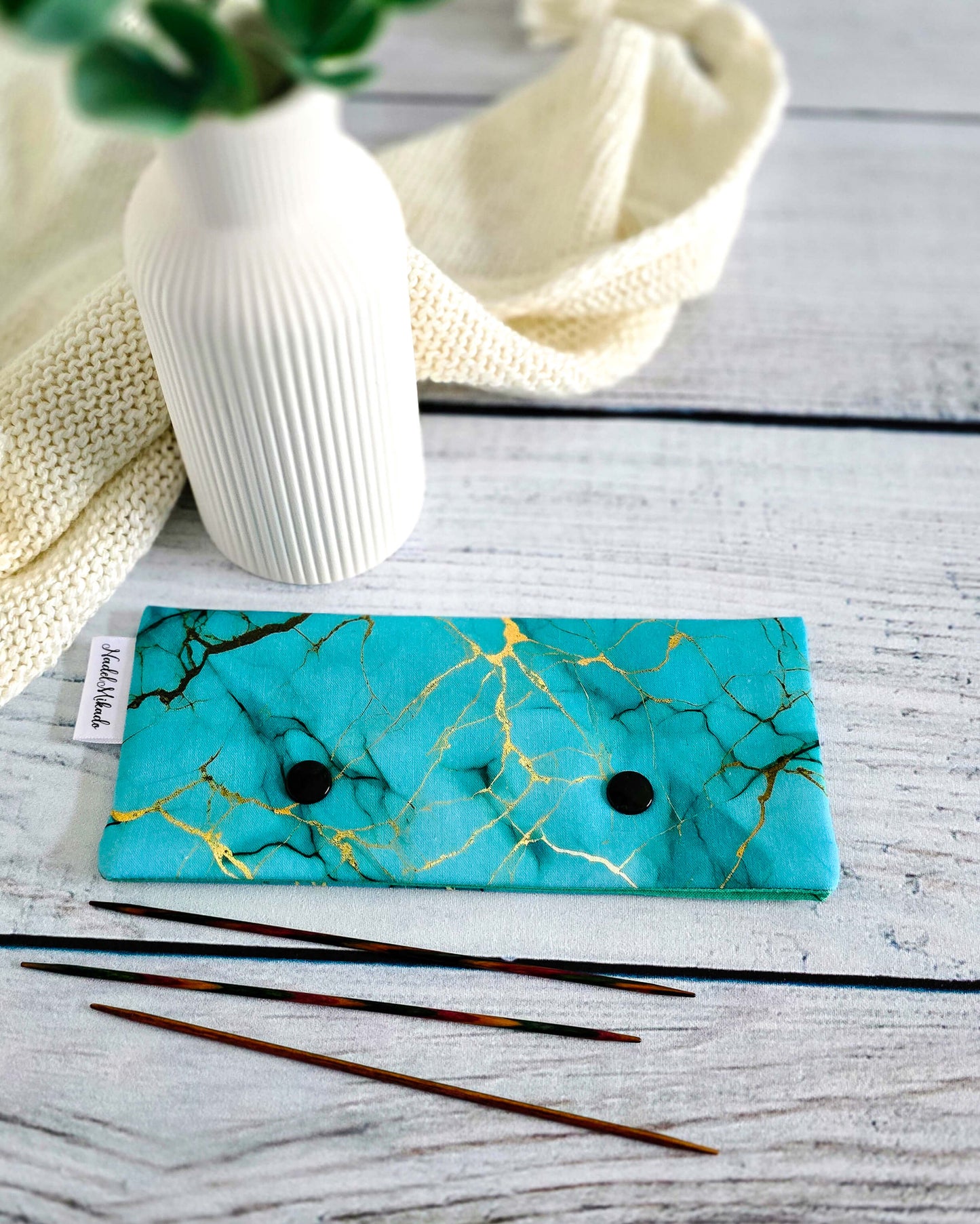 Handgenähte Nadelgarage für 15 cm Nadelspiele im Marmor-Design, Nadelmikado, Bayern