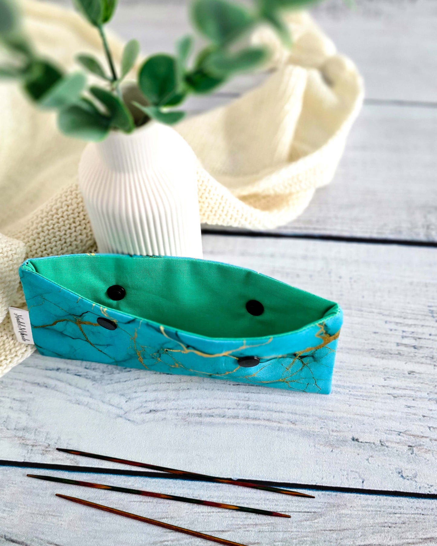 Handgenähte Nadelgarage für 15 cm Nadelspiele im Marmor-Design, Nadelmikado, Bayern