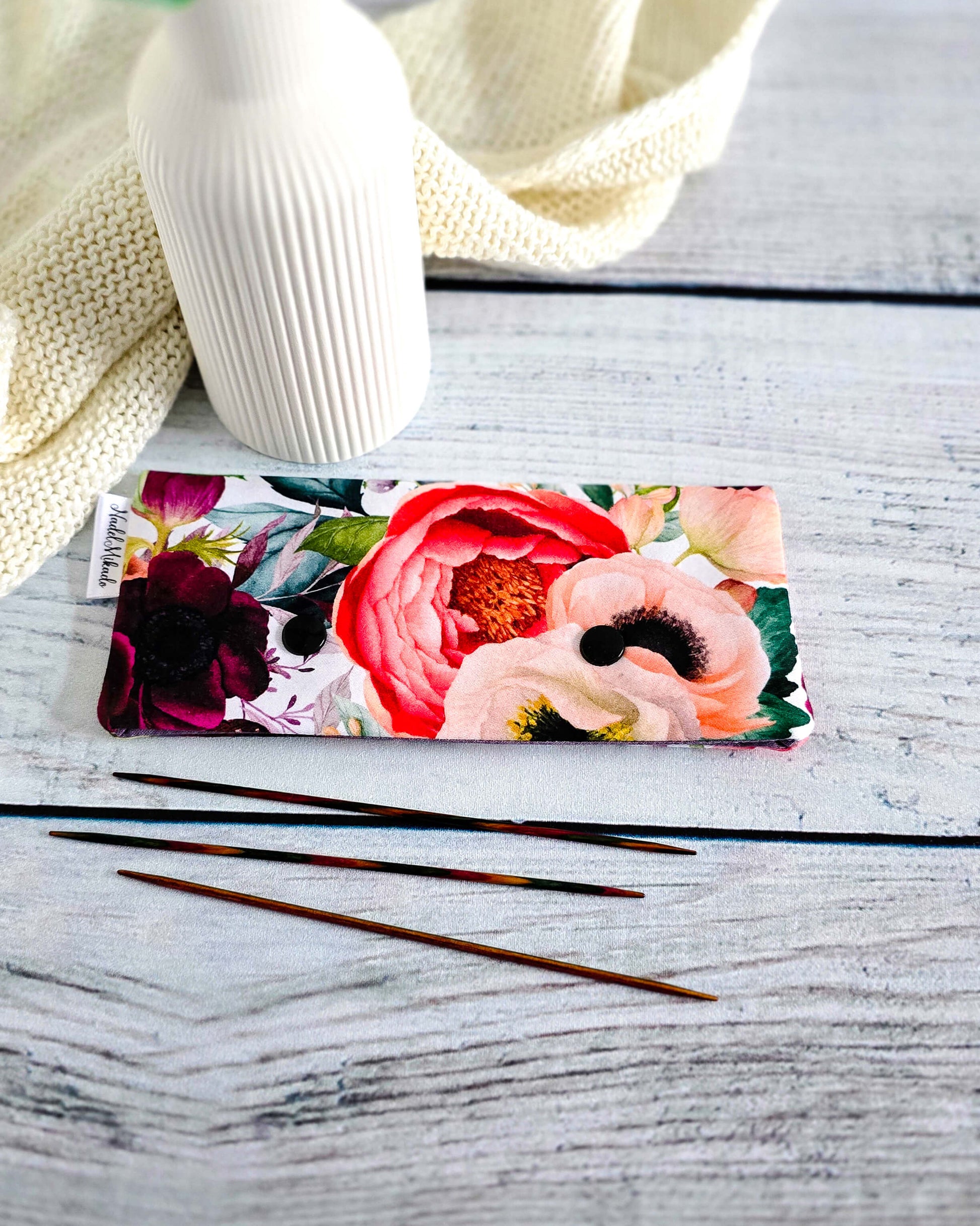 Nadelgarage Peony Garden, Stricknadel-Aufbewahrung mit Pfingstrosenmotiv, Bayern, handgenäht, Nadelmikado