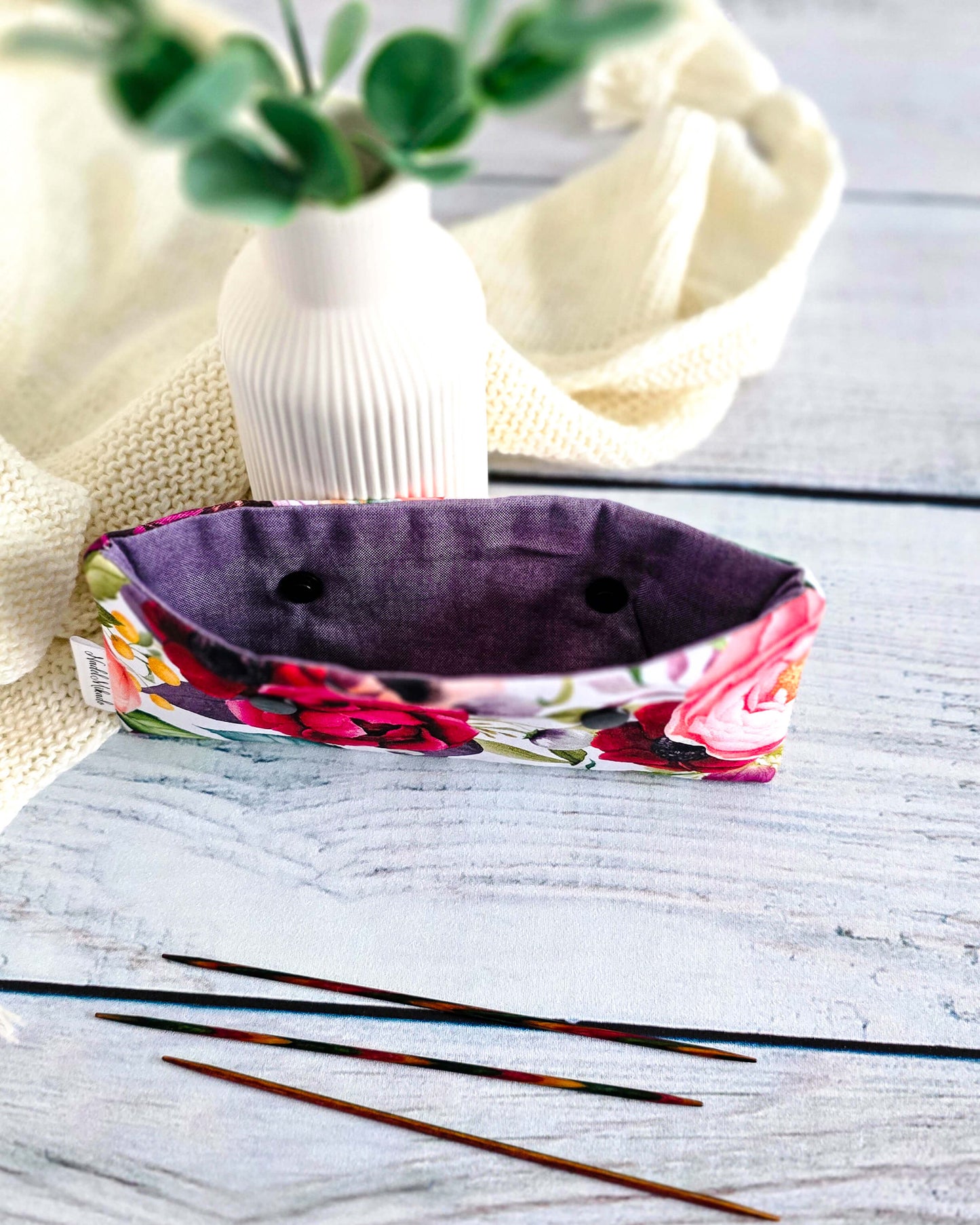 Nadelgarage Peony Garden, Stricknadel-Aufbewahrung mit Pfingstrosenmotiv, Bayern, handgenäht, Nadelmikado