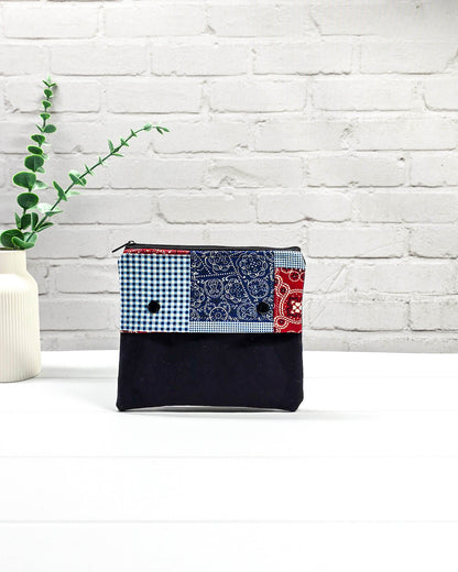 Nadelgarage Plus für 15 cm lange Nadelspiele im blau-roten Patchwork-Design mit schwarzer Klappe und zwei Druckknöpfen. Handgenäht in Bayern von Nadelmikado. 