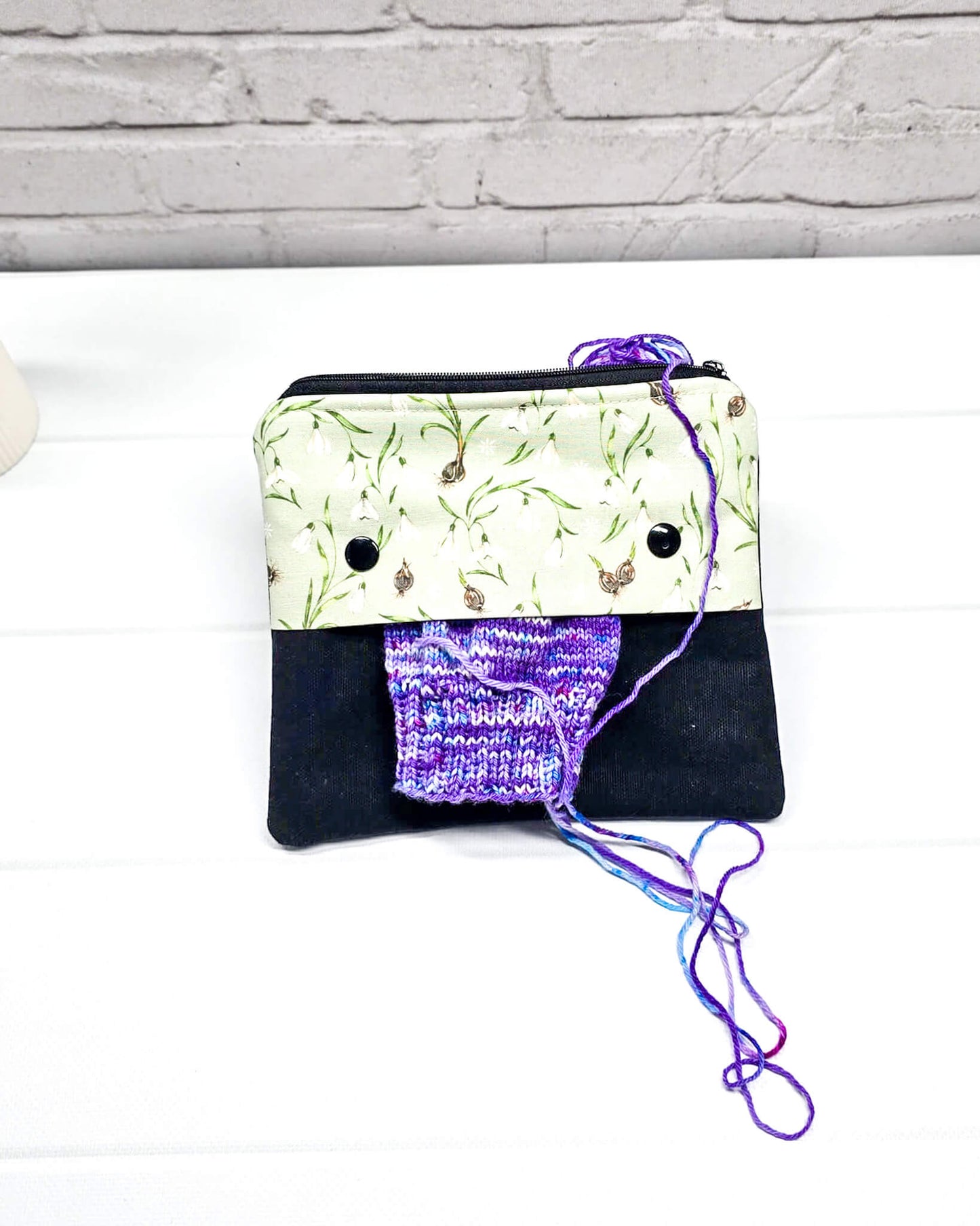 Nadelgarage Plus 15 cm mit Schneeglöckchenmotiv - handgenäht in Bayern von Nadelmikado