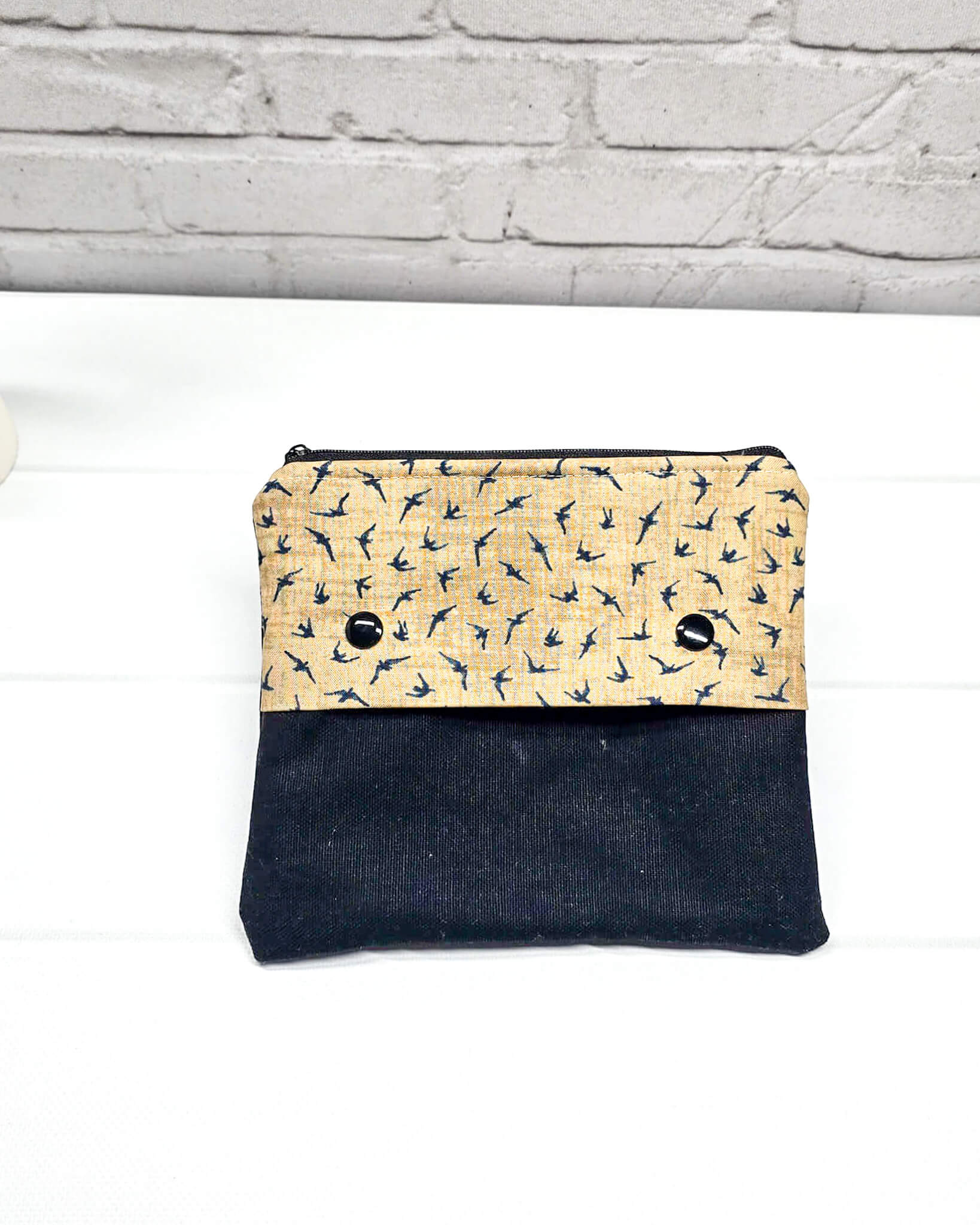 Nadelgarage Plus 15 cm mit Schwalbenmuster und Reißverschlussfach - handgenäht in Bayern von Nadelmikado