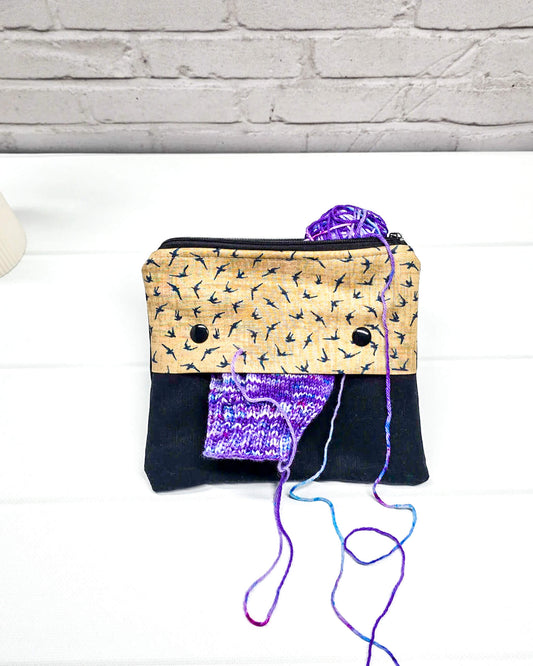 Nadelgarage Plus 15 cm mit Schwalbenmuster und Reißverschlussfach - handgenäht in Bayern von Nadelmikado