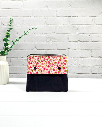 Nadelgarage Plus für 15 cm lange Nadelspiele mit einem Muster aus kleinen pinken Tulpen, schwarzer Klappe und zwei Druckknöpfen. Handgenäht in Bayern von Nadelmikado. 