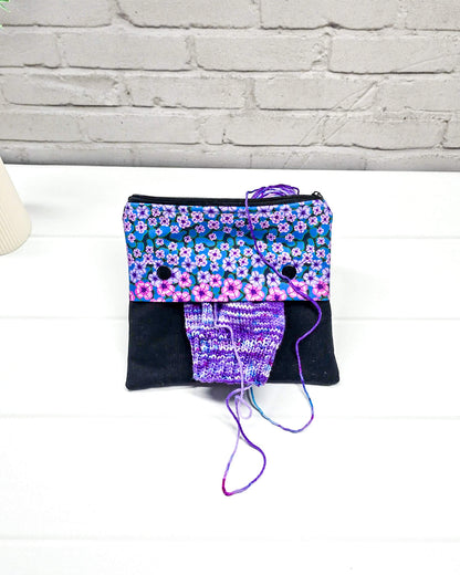Nadelgarage Plus 15 cm mit Reißverschlussfach und violettem Blumenstoff - handgenäht in Bayern von Nadelmikado