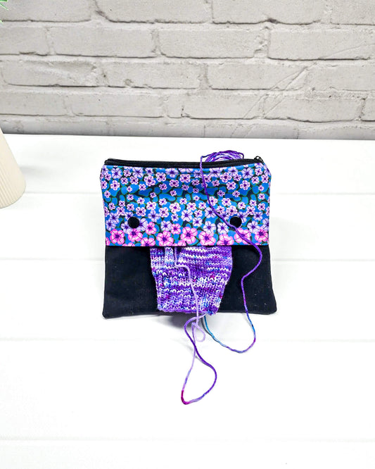 Nadelgarage Plus 15 cm mit Reißverschlussfach und violettem Blumenstoff - handgenäht in Bayern von Nadelmikado