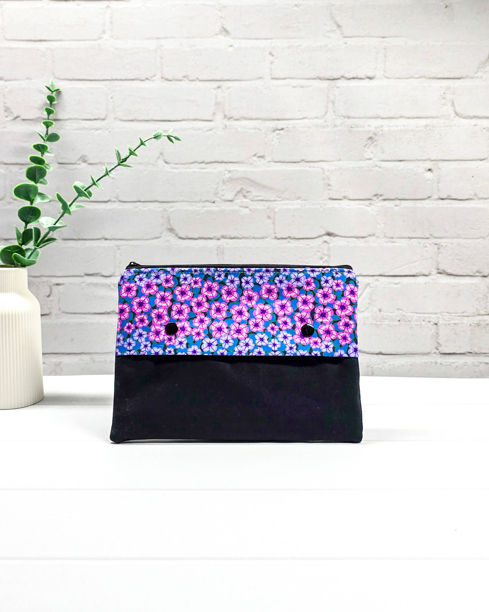 Nadelgarage Plus für lange 20 cm Nadelspiele mit einem dichten pink-blauen Blumenmuster, schwarzer Klappe und zwei Druckknöpfen. Handgenäht in Bayern von Nadelmikado