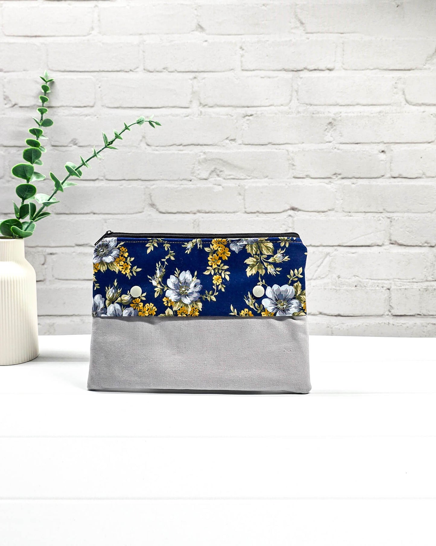 Nadelgarage Plus für lange 20 cm Nadelspiele mit einem eleganten floralen Muster in Blau und Gelb, hellgrauer Klappe und zwei Druckknöpfen. Handgenäht in Bayern von Nadelmikado. 