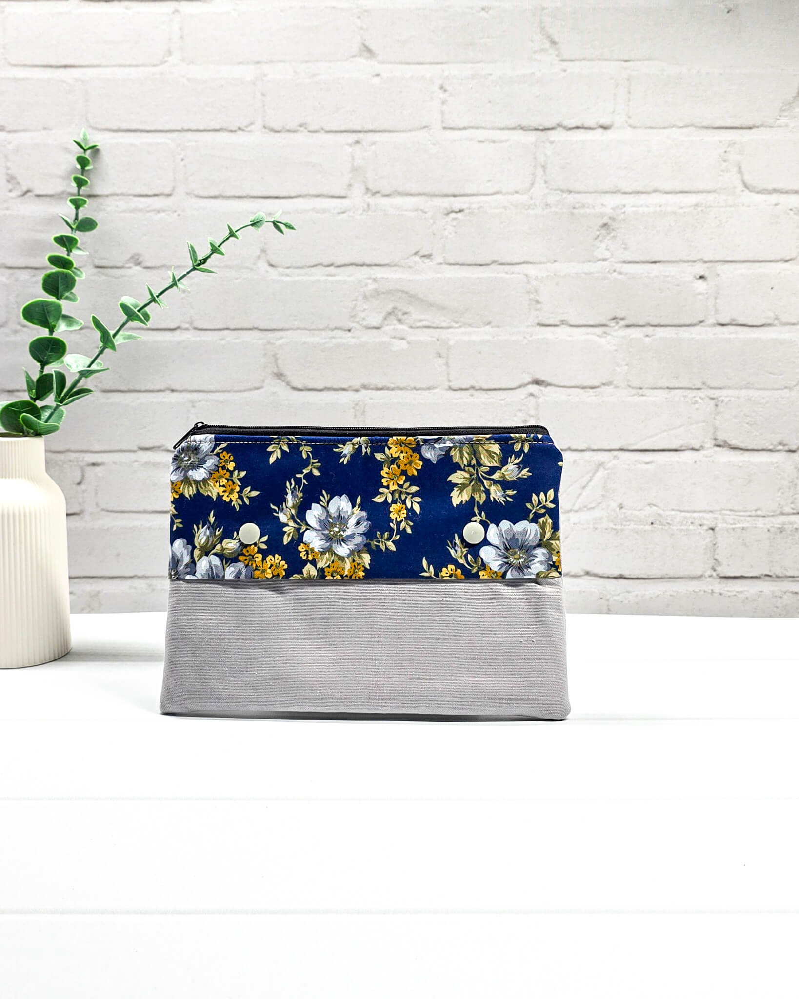 Nadelgarage Plus für lange 20 cm Nadelspiele mit einem eleganten floralen Muster in Blau und Gelb, hellgrauer Klappe und zwei Druckknöpfen. Handgenäht in Bayern von Nadelmikado. 