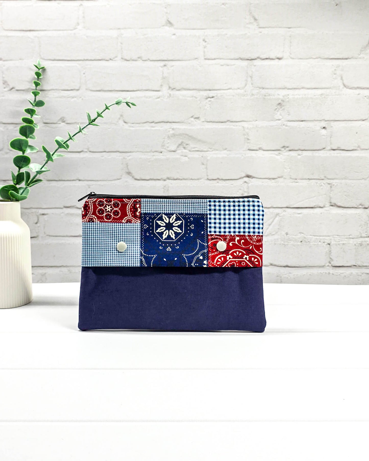 Nadelgarage Plus für lange 20 cm Nadelspiele im blau-roten Patchwork-Design mit dunkelblauem Korpus und zwei hellen Druckknöpfen. Handgenäht in Bayern von Nadelmikado