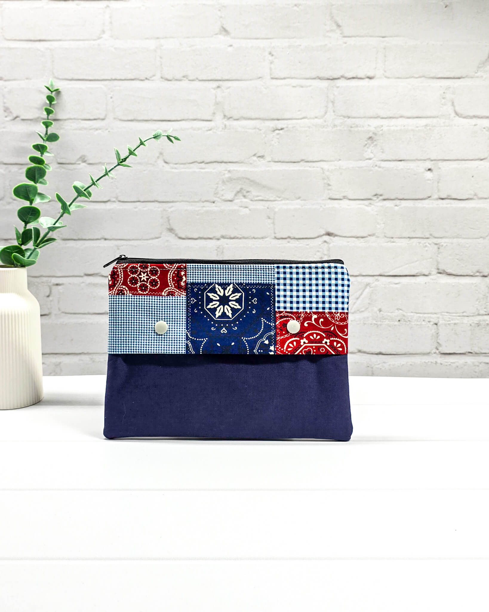 Nadelgarage Plus für lange 20 cm Nadelspiele im blau-roten Patchwork-Design mit dunkelblauem Korpus und zwei hellen Druckknöpfen. Handgenäht in Bayern von Nadelmikado