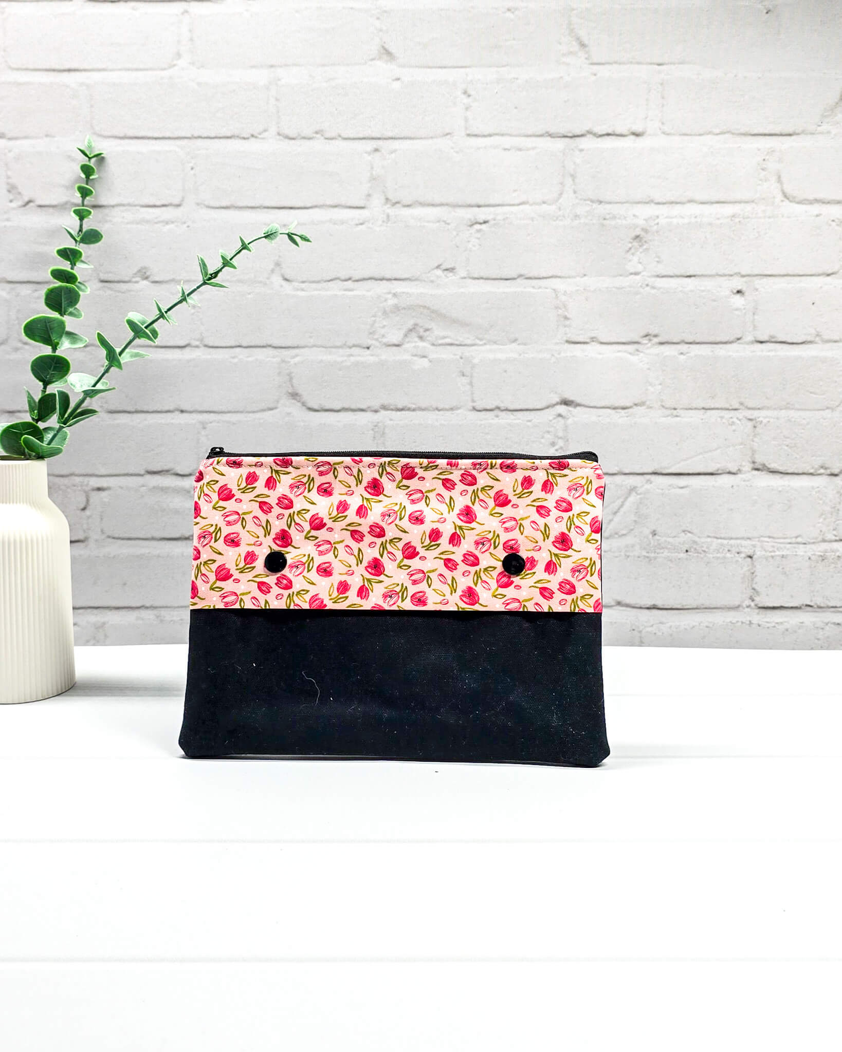 Nadelgarage Plus für lange 20 cm Nadelspiele mit einem Muster aus kleinen pinken Tulpen, schwarzer Klappe und zwei Druckknöpfen. Handgenäht in Bayern von Nadelmikado