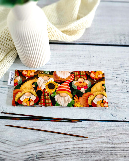 Nadelgarage Pumpkin Gnomes – Stricknadel-Aufbewahrung mit Wichtelmotiv, Bayern, handgenäht von Nadelmikado