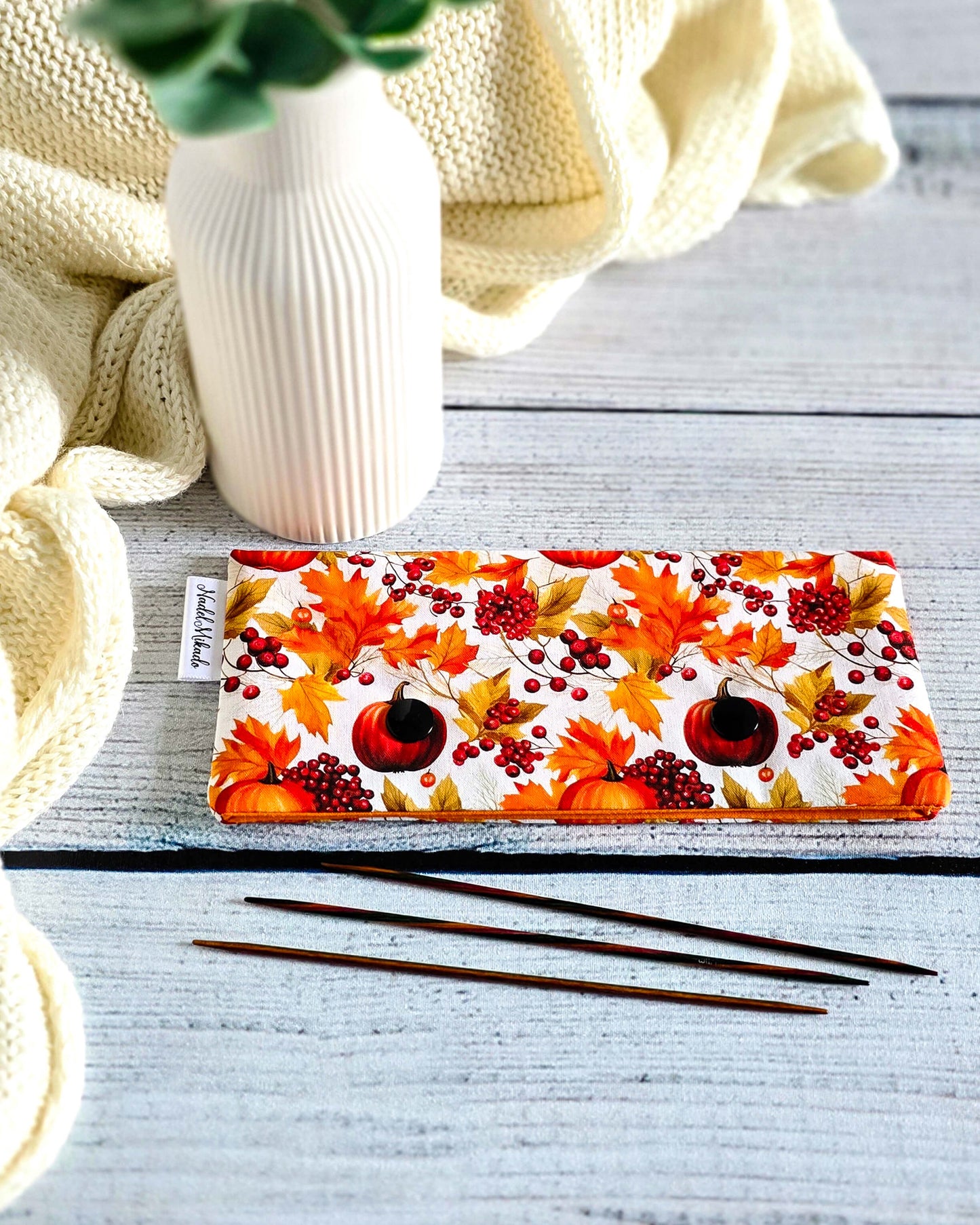 Nadelgarage Pumpkin Season – Kürbismotiv in Orange und Rot, handgenäht in Bayern von Nadelmikado