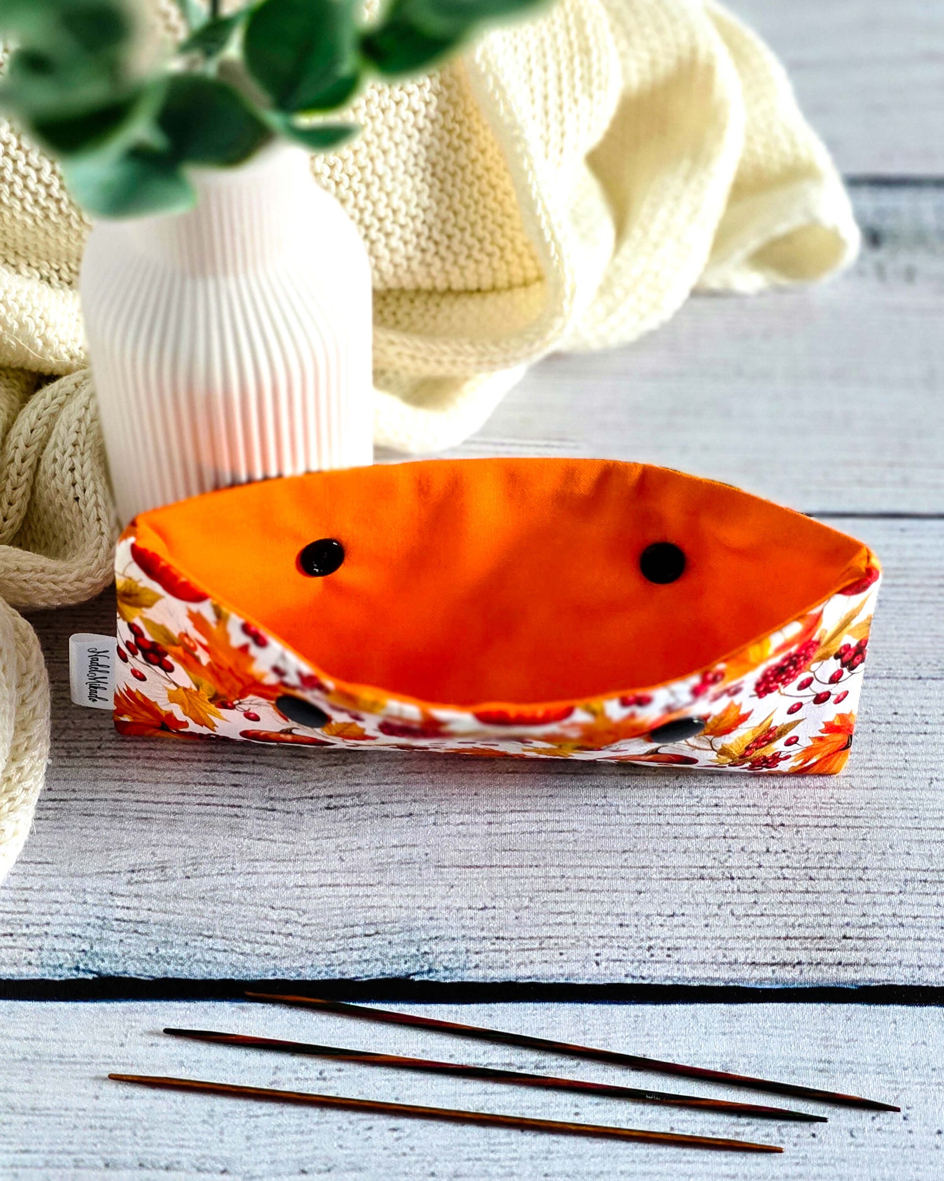 Nadelgarage Pumpkin Season – Kürbismotiv in Orange und Rot, handgenäht in Bayern von Nadelmikado