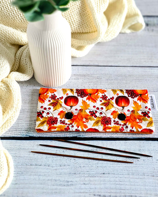 Nadelgarage Pumpkin Season – Kürbismotiv in Orange und Rot, handgenäht in Bayern von Nadelmikado