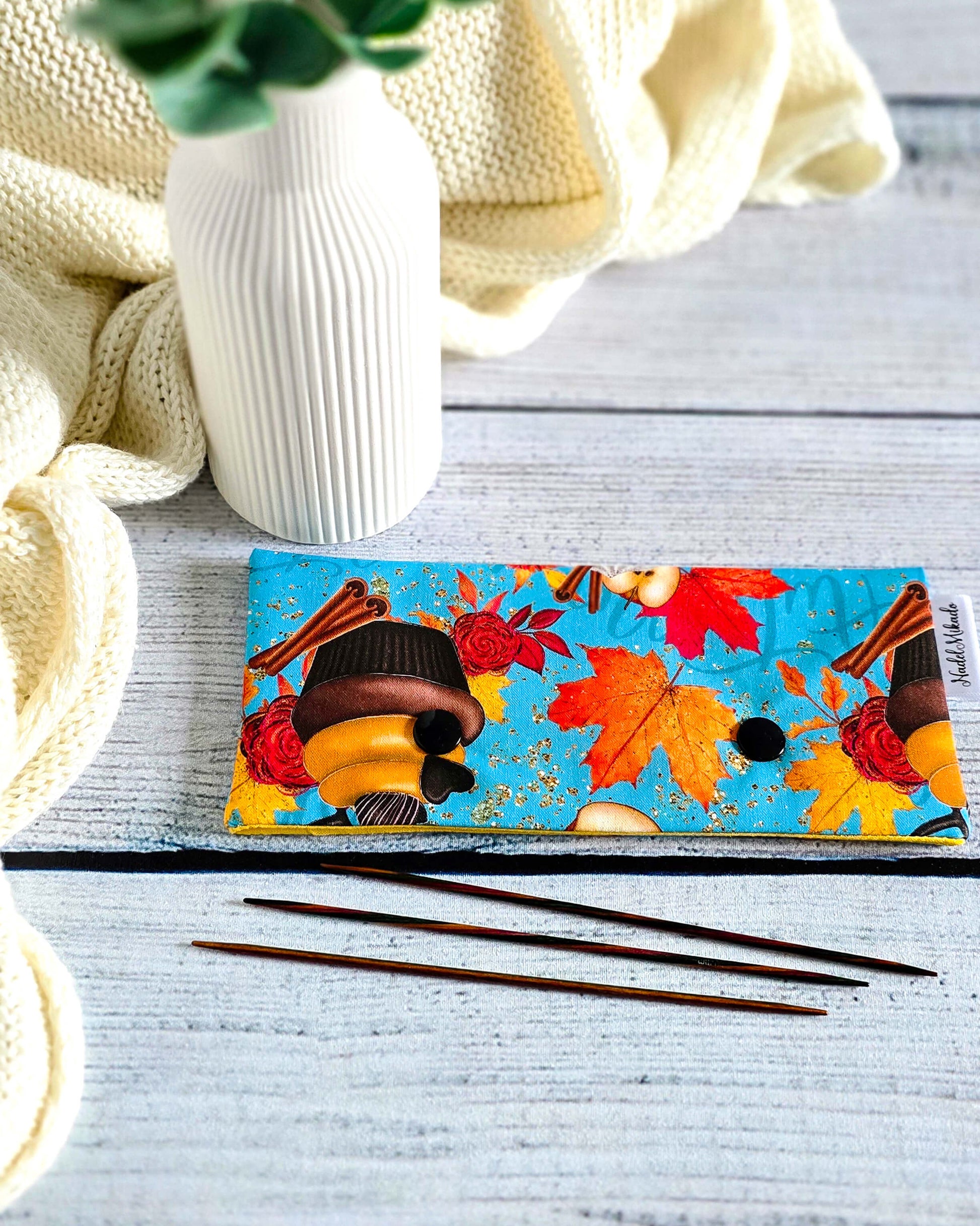 Nadelgarage Pumpkin Spice Season – herbstliches Design mit Kürbis, handgenäht in Bayern von Nadelmikado