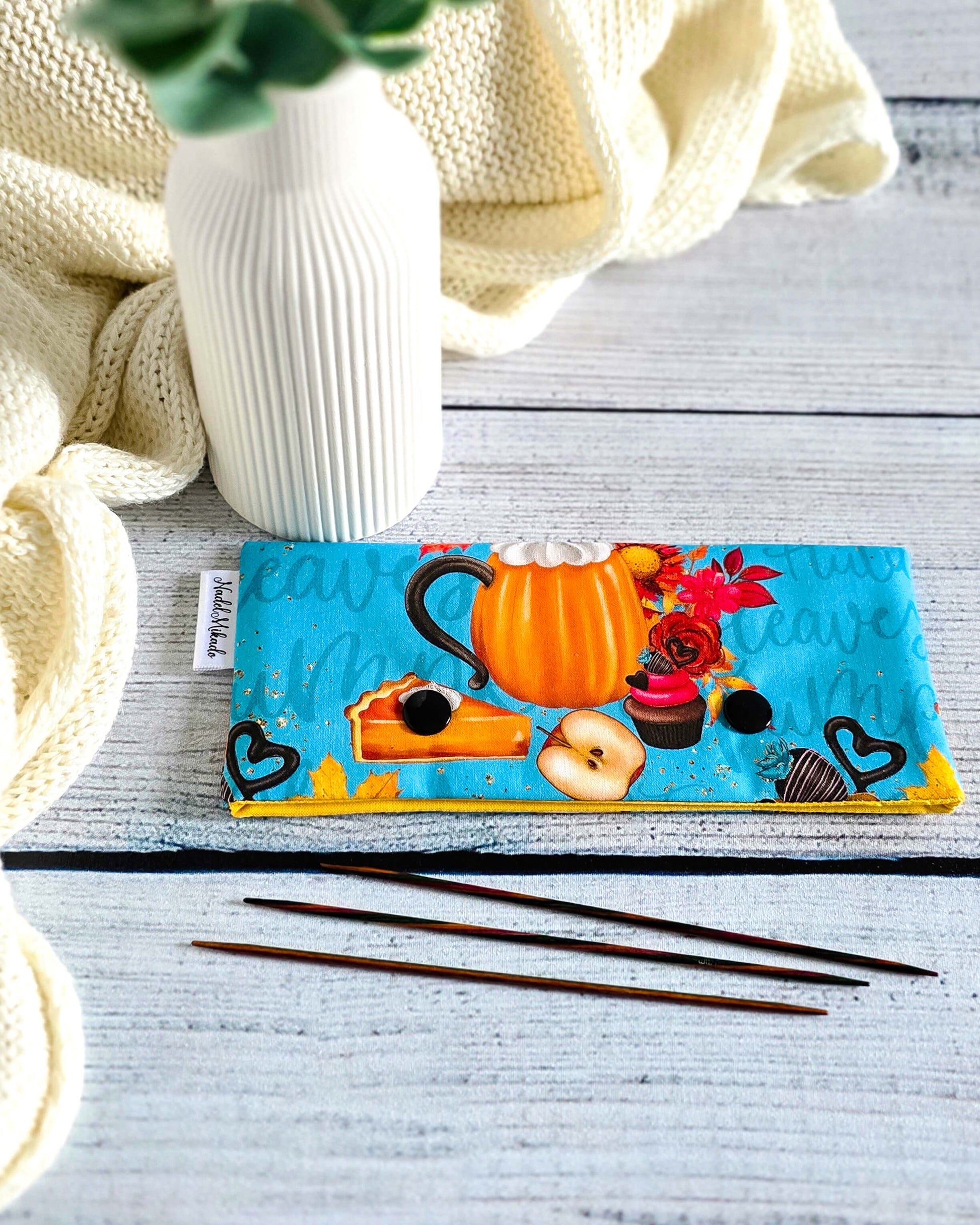 Nadelgarage Pumpkin Spice Season – herbstliches Design mit Kürbis, handgenäht in Bayern von Nadelmikado