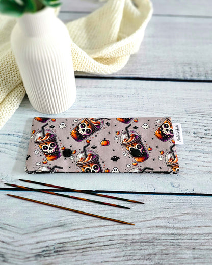 Nadelgarage Spooky Drinks, Stricknadel-Aufbewahrung mit Halloween-Coffee-Cup-Motiv, Bayern