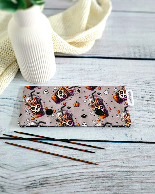Nadelgarage Spooky Drinks, Stricknadel-Aufbewahrung mit Halloween-Coffee-Cup-Motiv, Bayern
