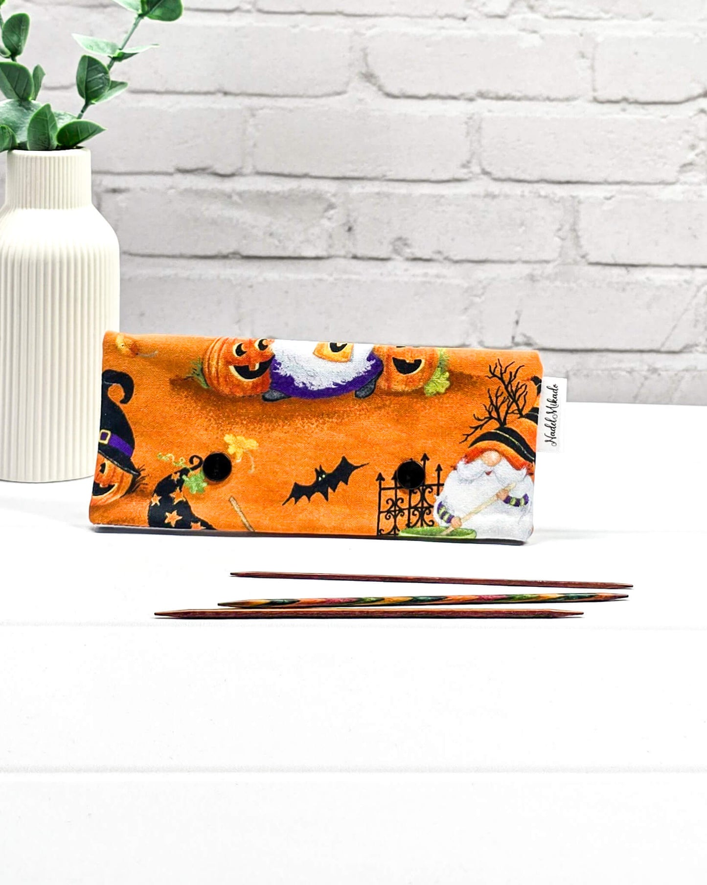 Nadelgarage Spooky Gnomes – Halloween-Stricknadel-Aufbewahrung in Orange, handgenäht in Bayern von Nadelmikado