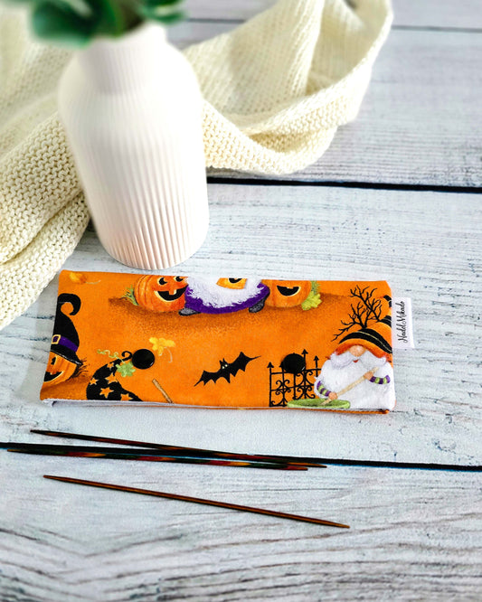 Nadelgarage Spooky Gnomes – Halloween-Stricknadel-Aufbewahrung in Orange, handgenäht in Bayern von Nadelmikado