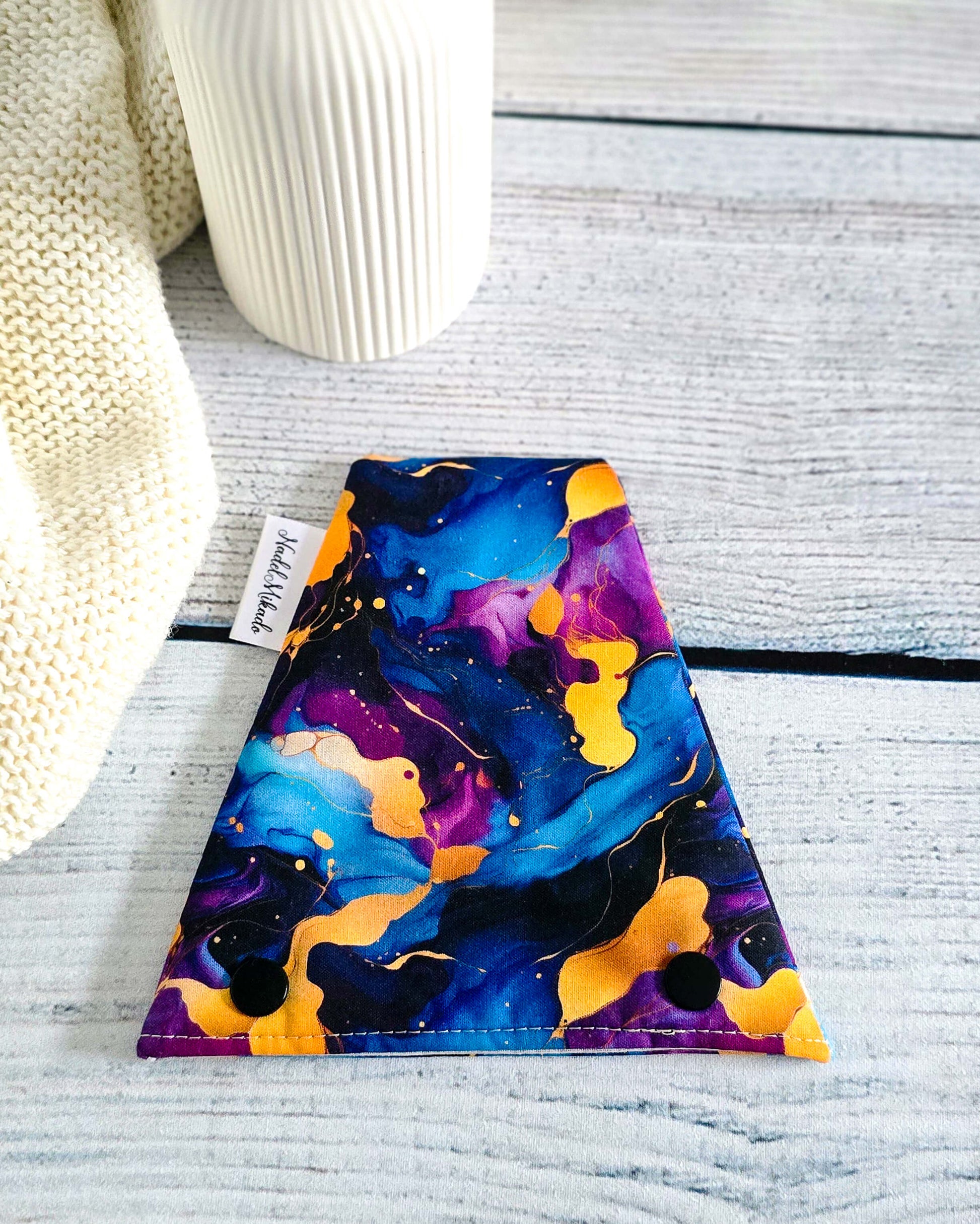 Nadelgarage Trio Aurora Dreams – Blau-Violett-Gold, handgenäht in Bayern von Nadelmikado