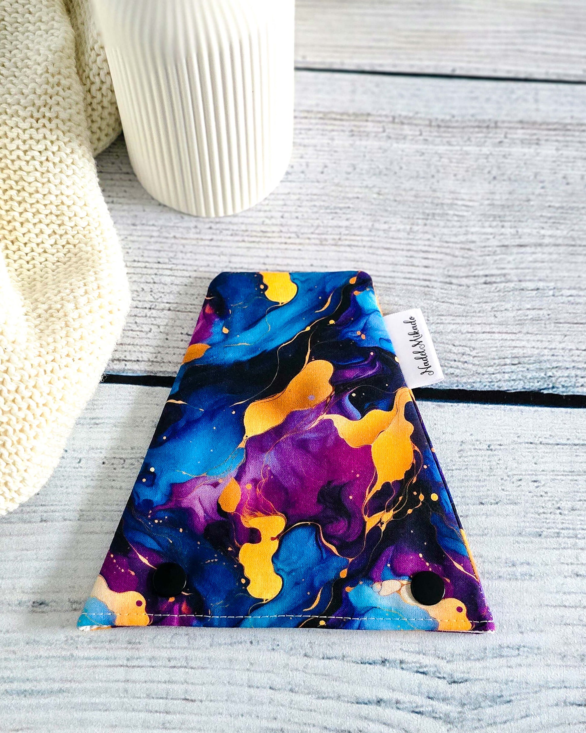 Nadelgarage Trio Aurora Dreams – Blau-Violett-Gold, handgenäht in Bayern von Nadelmikado