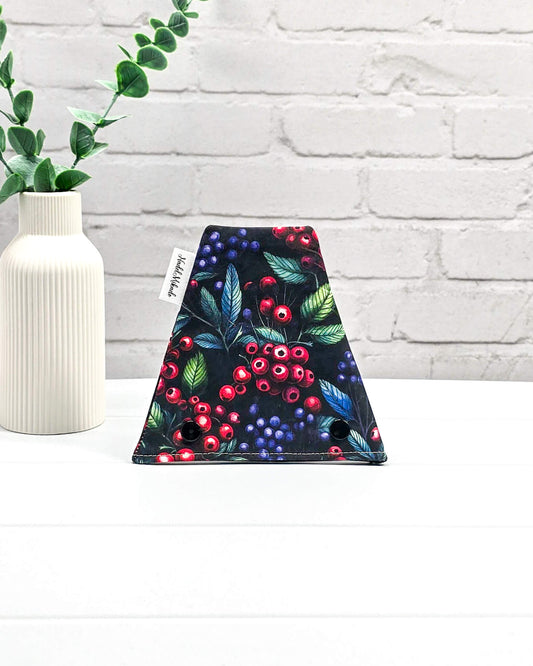 Nadelgarage Trio Berry Bloom – Beerendesign in Rot und Blau, handmade in Bayern von Nadelmikado