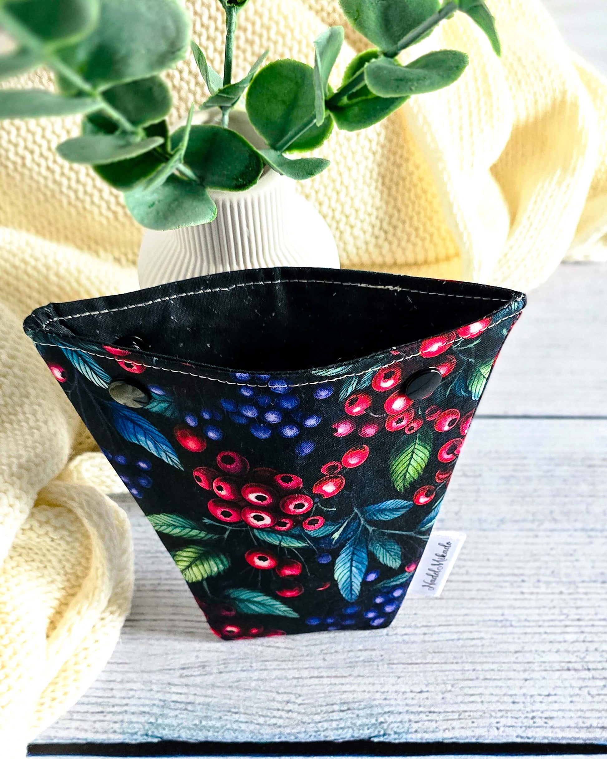 Nadelgarage Trio Berry Bloom – Beerendesign in Rot und Blau, handmade in Bayern von Nadelmikado