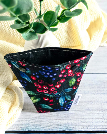 Nadelgarage Trio Berry Bloom – Beerendesign in Rot und Blau, handmade in Bayern von Nadelmikado