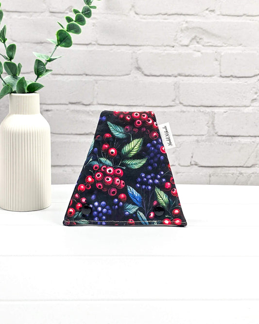 Nadelgarage Trio Berry Bloom – Beerendesign in Rot und Blau, handmade in Bayern von Nadelmikado