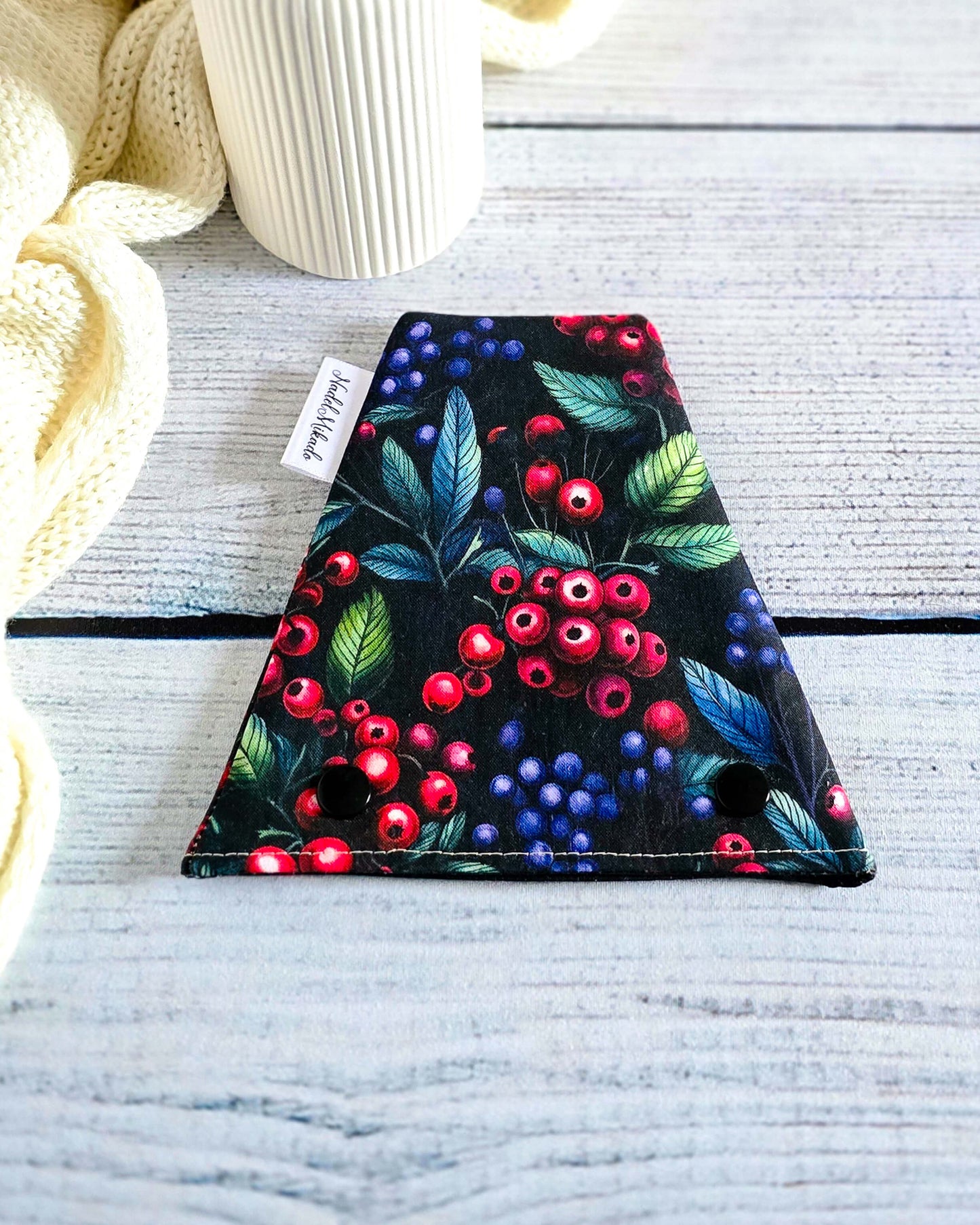 Nadelgarage Trio Berry Bloom – Beerendesign in Rot und Blau, handmade in Bayern von Nadelmikado