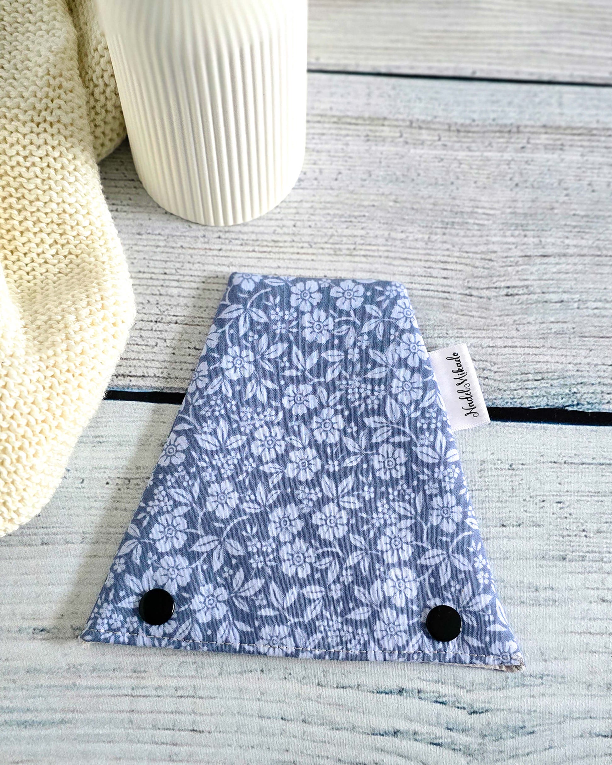 Nadelgarage Trio Blue Meadow – hellblaues Blumenmuster, handgenäht in Bayern von Nadelmikado