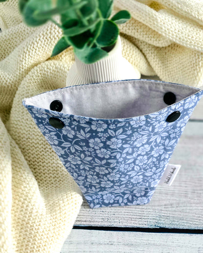 Nadelgarage Trio Blue Meadow – hellblaues Blumenmuster, handgenäht in Bayern von Nadelmikado