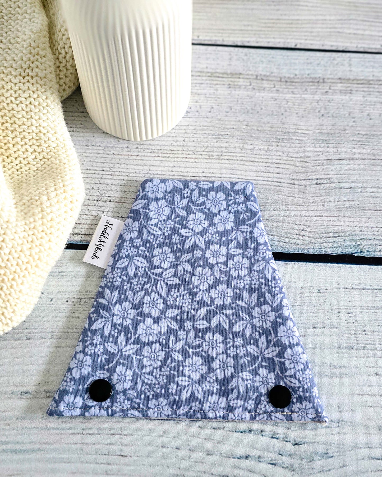 Nadelgarage Trio Blue Meadow – hellblaues Blumenmuster, handgenäht in Bayern von Nadelmikado