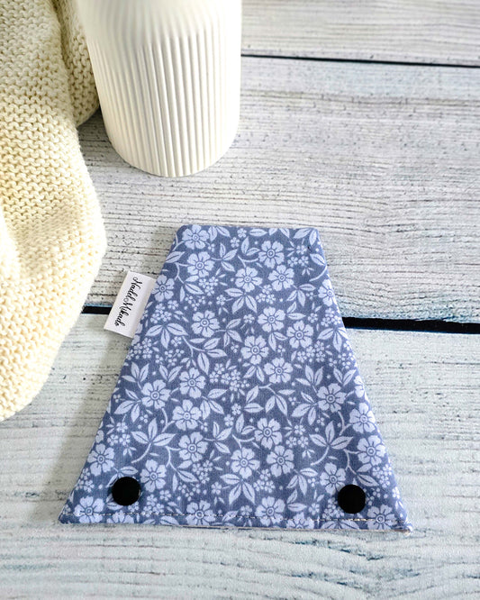 Nadelgarage Trio Blue Meadow – hellblaues Blumenmuster, handgenäht in Bayern von Nadelmikado