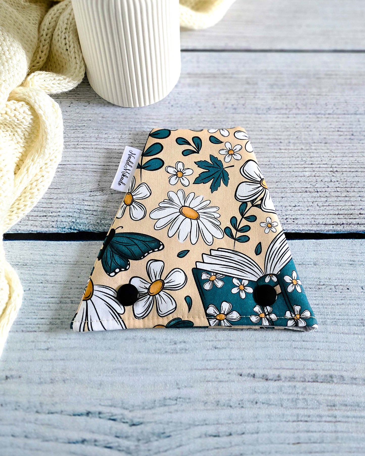 Nadelgarage Trio Booklover – Buchmotiv mit Blüten, handmade in Bayern von Nadelmikado