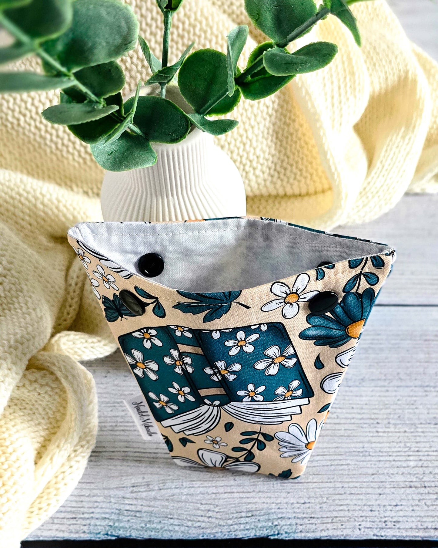 Nadelgarage Trio Booklover – Buchmotiv mit Blüten, handmade in Bayern von Nadelmikado