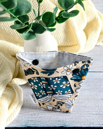 Nadelgarage Trio Booklover – Buchmotiv mit Blüten, handmade in Bayern von Nadelmikado