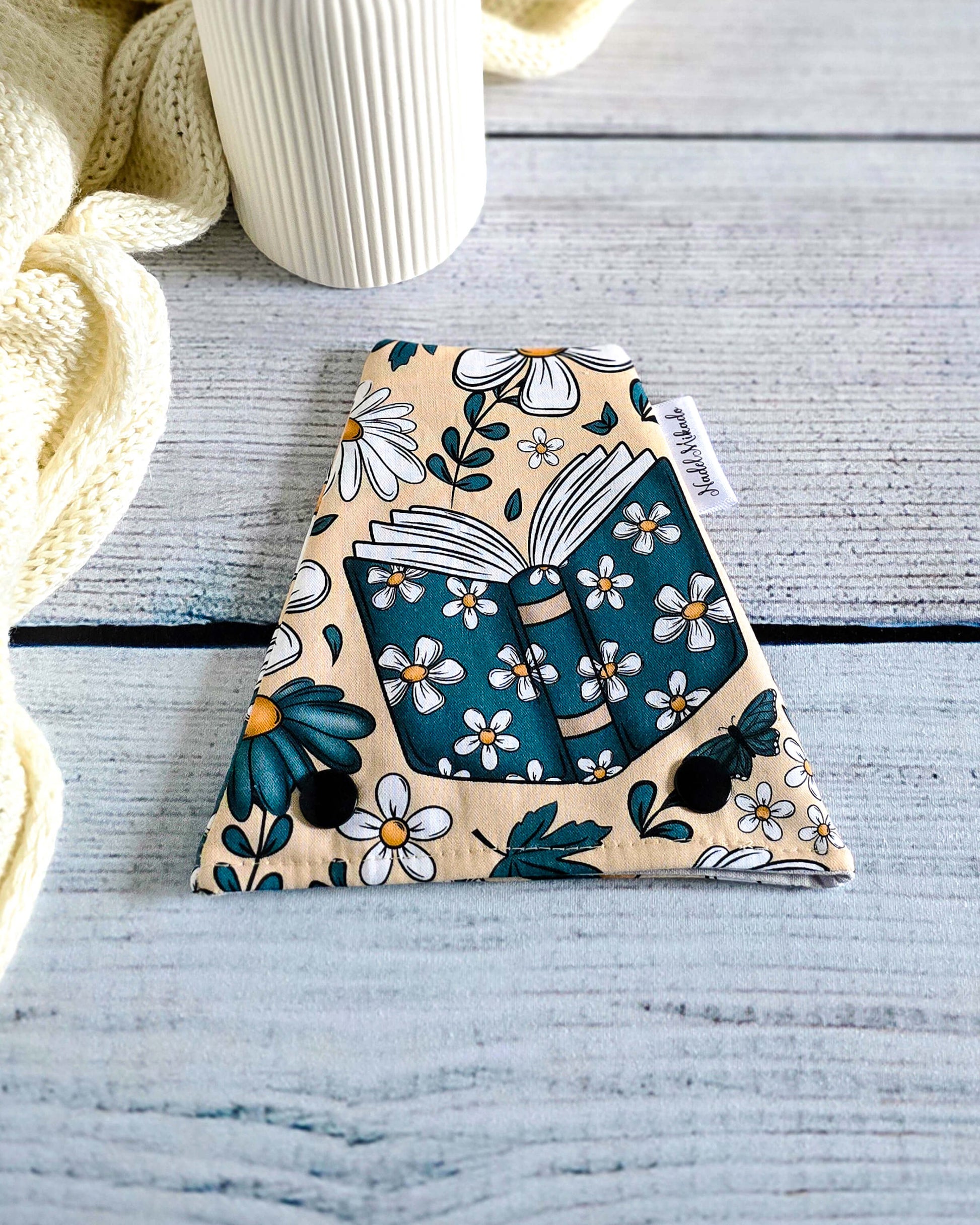 Nadelgarage Trio Booklover – Buchmotiv mit Blüten, handmade in Bayern von Nadelmikado