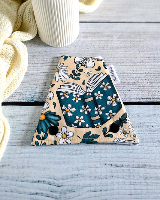 Nadelgarage Trio Booklover – Buchmotiv mit Blüten, handmade in Bayern von Nadelmikado