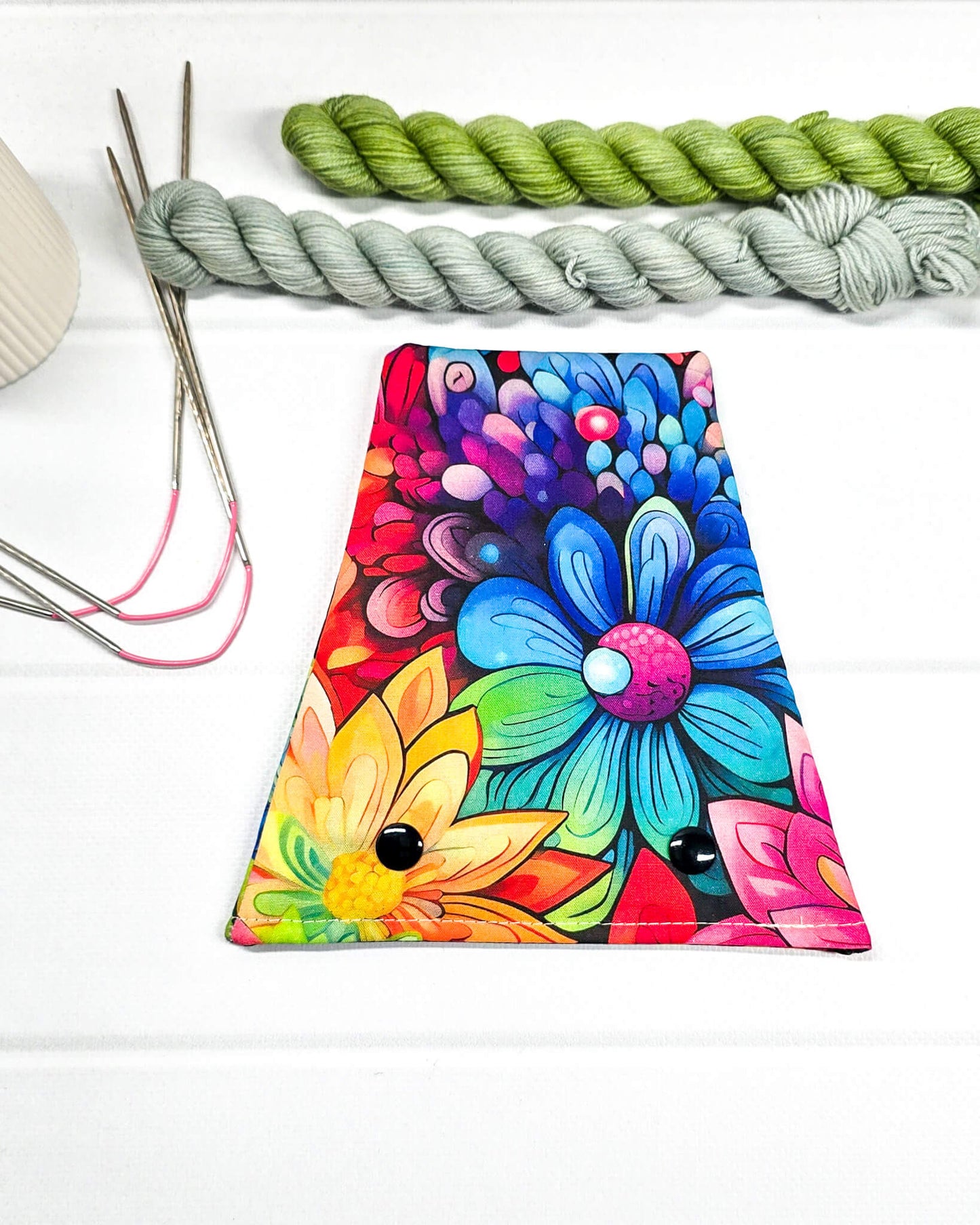 Nadelgarage Trio mit buntem Blumenmotiv von Nadelmikado - handgenäht in Bayern