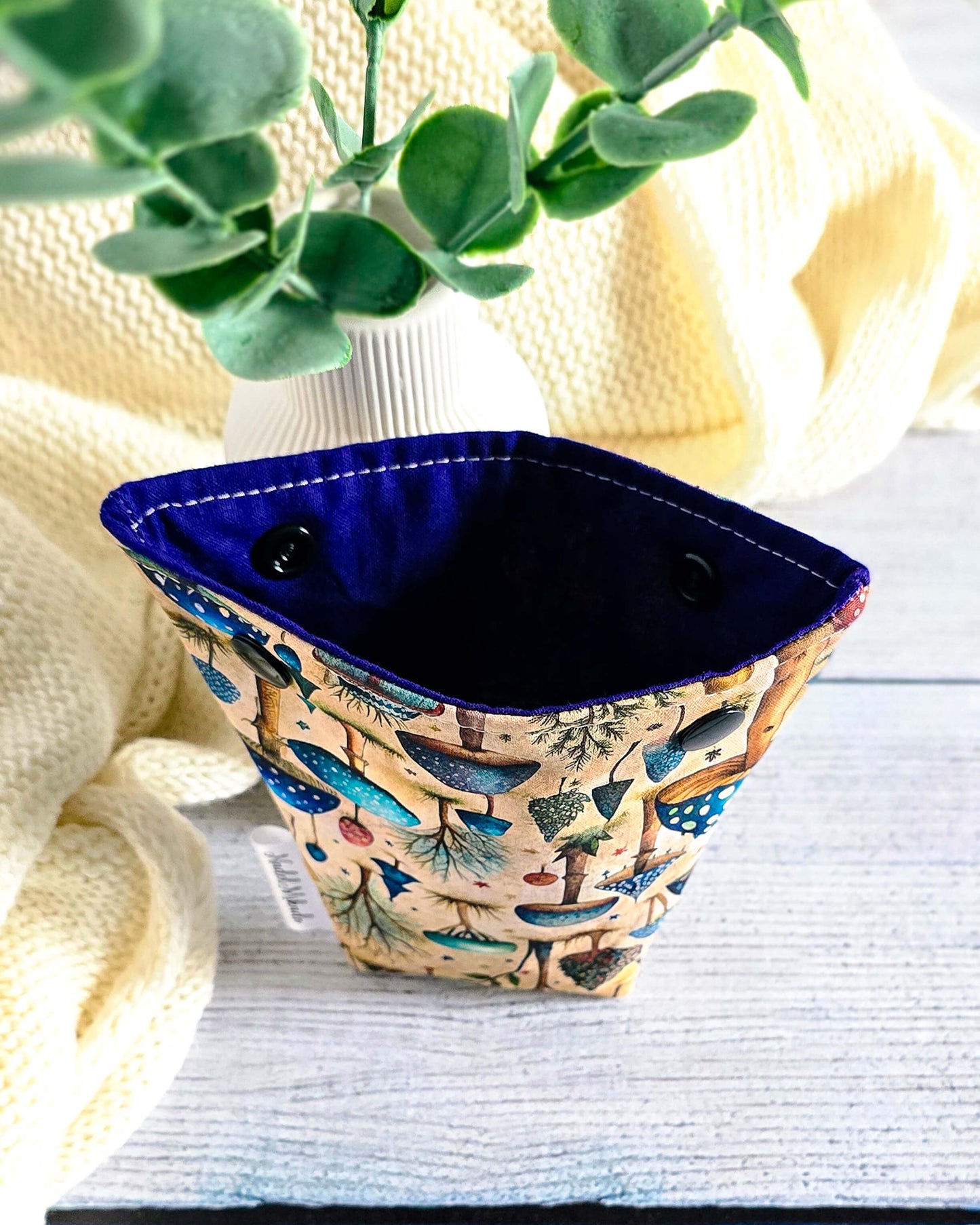 Nadelgarage Trio Forest Mushrooms – Pilzmotiv in Blau-Braun, handmade in Bayern von Nadelmikado