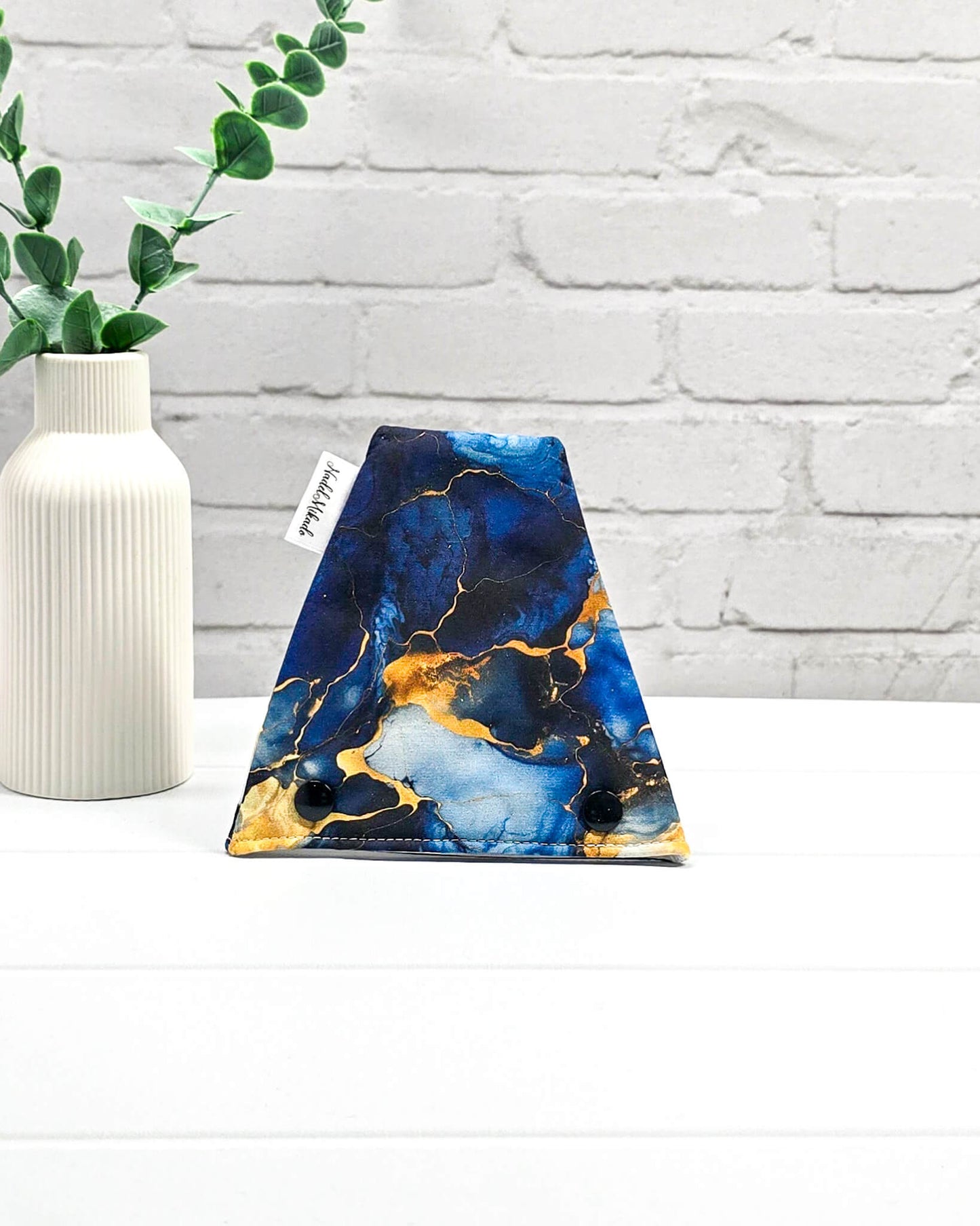 Nadelgarage Trio Golden Lines – Blau-Gold-Design, handgenäht in Bayern von Nadelmikado