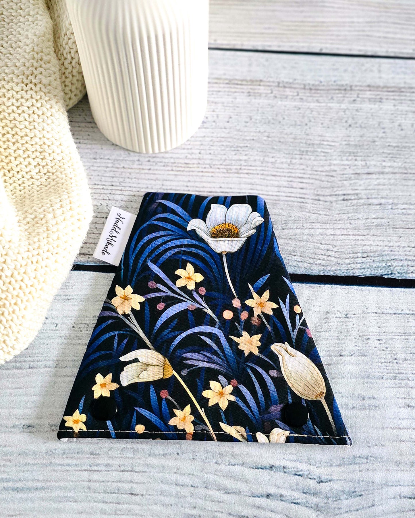 Nadelgarage Trio Midnight Bloom – florales Design in Blau und Creme, handgenäht in Bayern von Nadelmikado