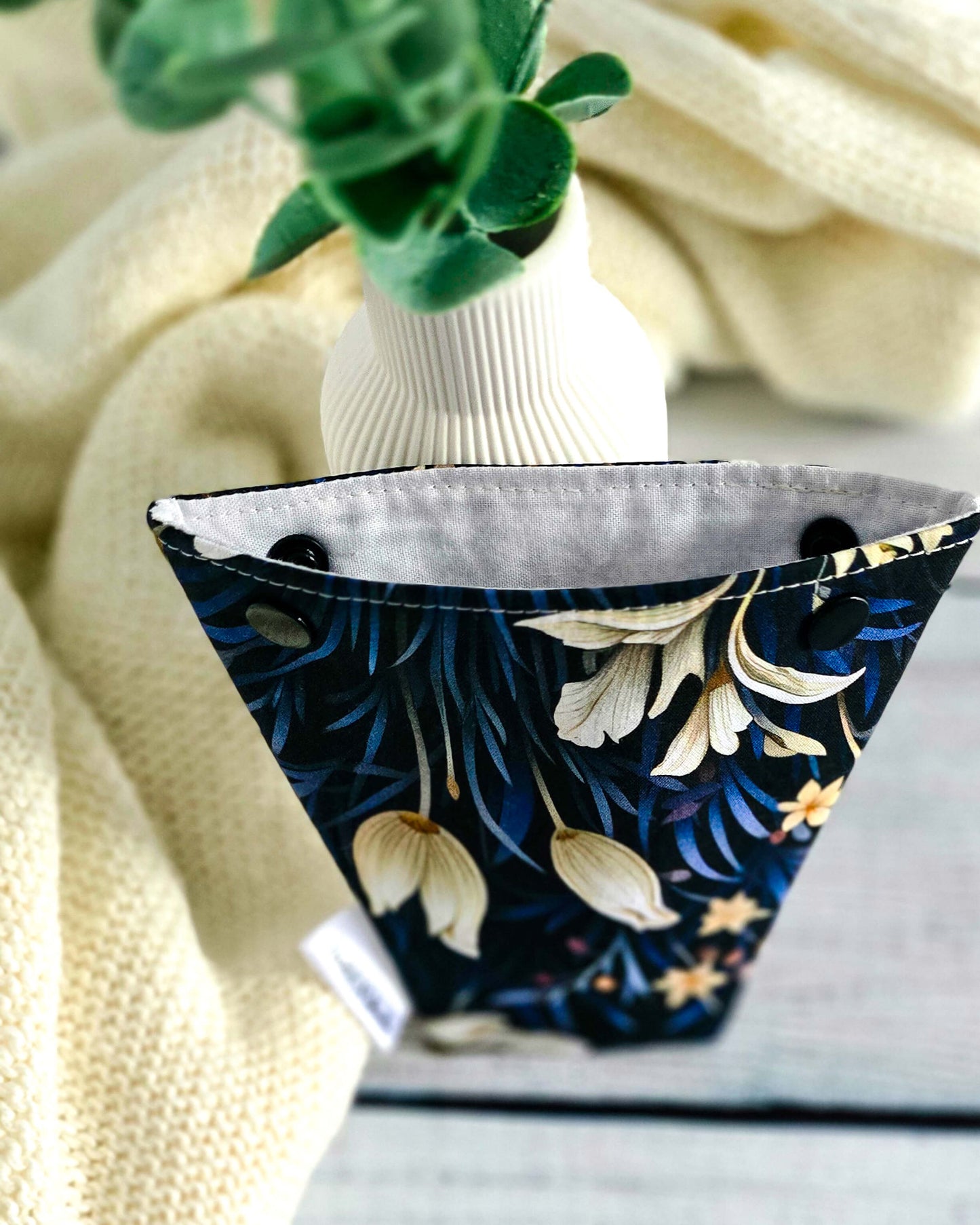 Nadelgarage Trio Midnight Bloom – florales Design in Blau und Creme, handgenäht in Bayern von Nadelmikado