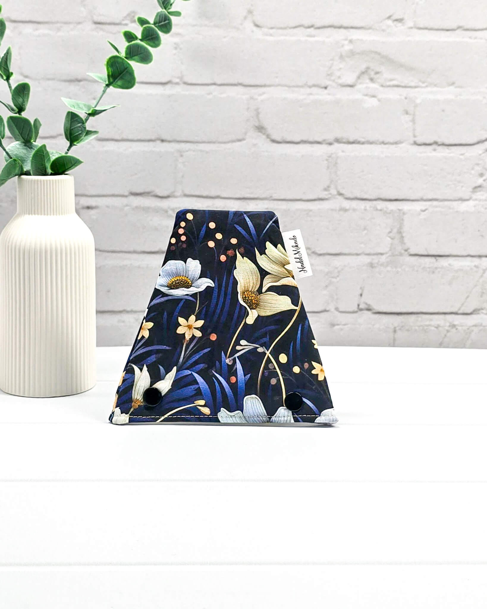 Nadelgarage Trio Midnight Bloom – florales Design in Blau und Creme, handgenäht in Bayern von Nadelmikado