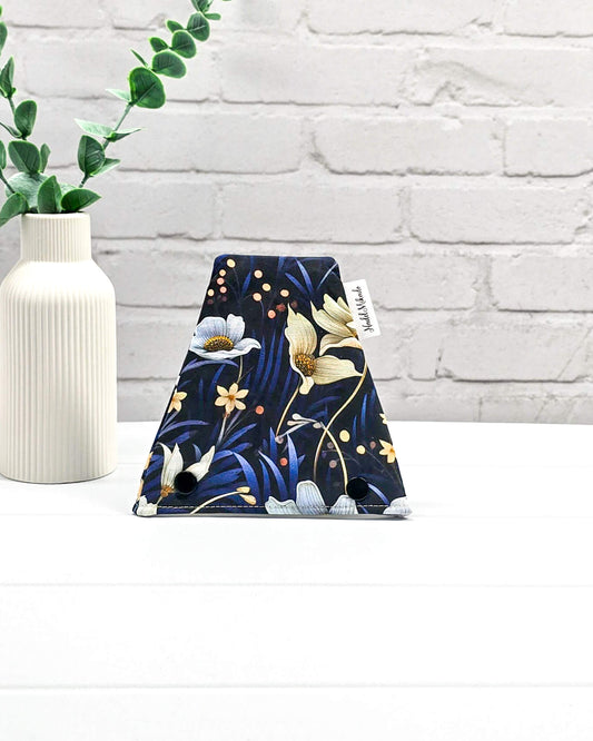 Nadelgarage Trio Midnight Bloom – florales Design in Blau und Creme, handgenäht in Bayern von Nadelmikado